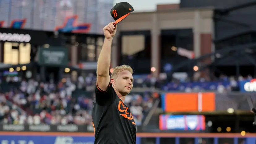 Baltimore Orioles' Pete Alonso tips his cap to the crowd at Citi Field